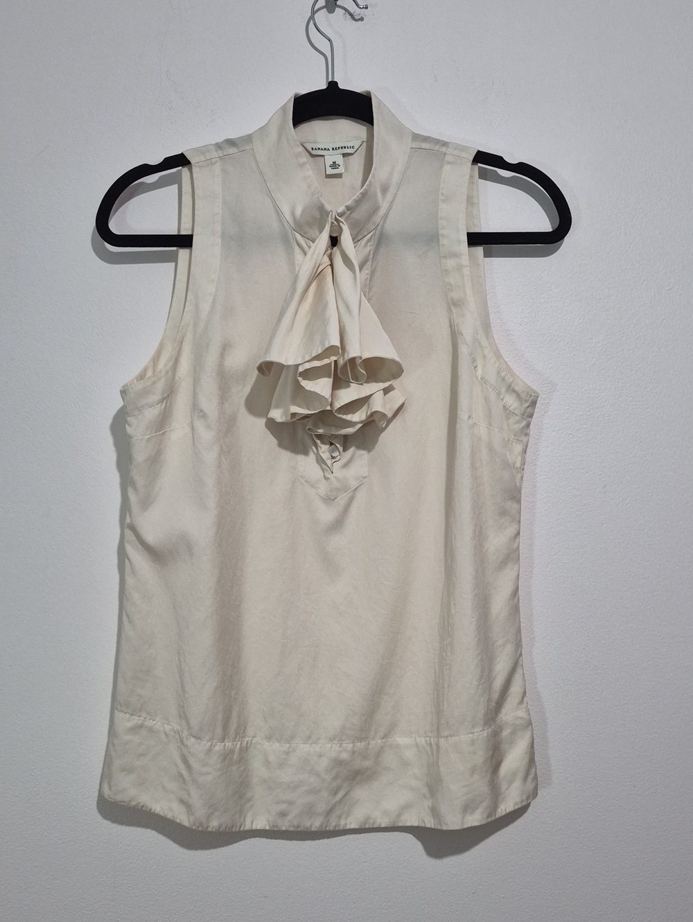 BANANA REPUBLIC SLIK BLEND SLEEVELESS RUFFLED COLLAR TOP